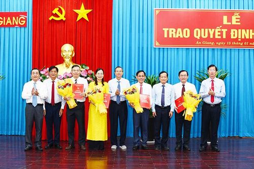 Ban Thường vụ Tỉnh ủy An Giang trao quyết định 4 cán bộ