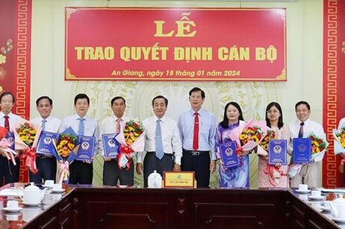 UBND tỉnh An Giang trao quyết định 10 cán bộ