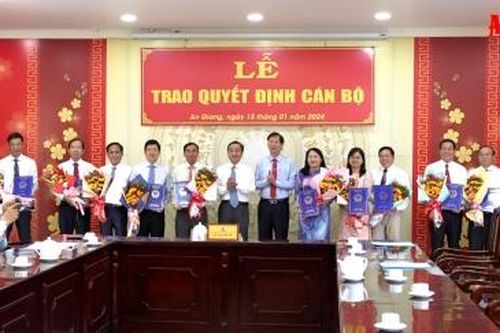 UBND tỉnh An Giang trao quyết định 10 cán bộ