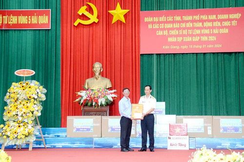 Đoàn đại biểu các tỉnh, thành phố phía Nam, doanh nghiệp và phóng viên báo chí thăm, chúc Tết tại Bộ Tư Bộ Tư lệnh Vùng 5 Hải quân