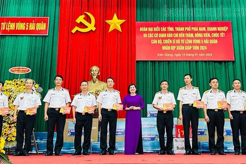 Gặp mặt đại biểu, phóng viên thăm, chúc tết cán bộ, chiến sĩ vùng biển Tây Nam