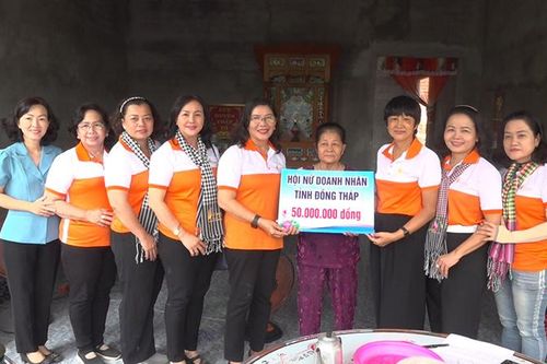 Bàn giao nhà tình thương cho hộ khó khăn