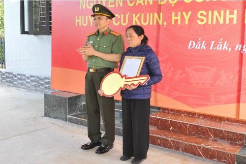Trao Nhà tình nghĩa tặng thân nhân liệt sĩ CAND hy sinh trong vụ khủng bố ở Đắk Lắk