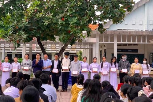 Câu lạc bộ Doanh nhân trẻ thị xã Ninh Hòa tặng 33 suất quà cho học sinh giỏi cấp tỉnh
