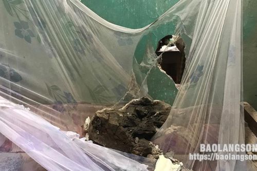 Chi Lăng: 2 tảng đá rơi lăn xuống khu vực nhà dân