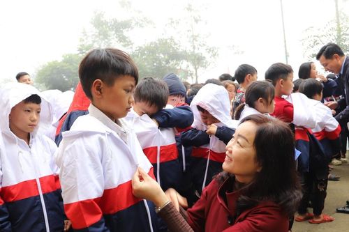 Trao áo ấm cho học sinh khó khăn tại huyện Bát Xát