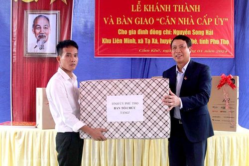 Trưởng ban Tổ chức Tỉnh ủy trao 'Căn nhà cấp ủy' tại Cẩm Khê