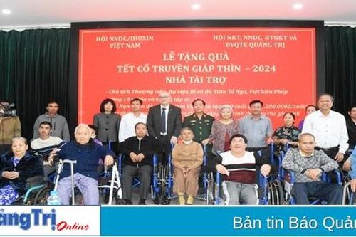 Tặng quà Tết cho người khuyết tật, nạn nhân da cam