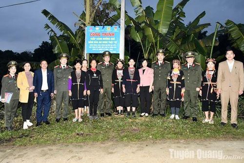 Khánh thành công trình Thắp sáng đường quê đảm bảo an ninh trật tự