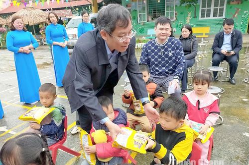 Tặng quà Tết giáo viên, học sinh huyện Chiêm Hóa