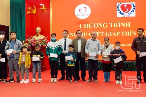 Tặng quà Tết cho người khuyết tật, trẻ mồ côi