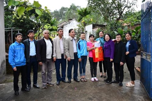 Chương trình 'Tết sẻ chia – Xuân yêu thương' năm 2024 - Trao quà cho trẻ em khuyết tật, trẻ em có hoàn cảnh khó khăn tỉnh Bắc Giang