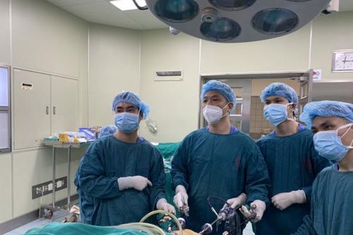 Phẫu thuật nội soi một lần điều trị ung thư đại tràng di căn gan