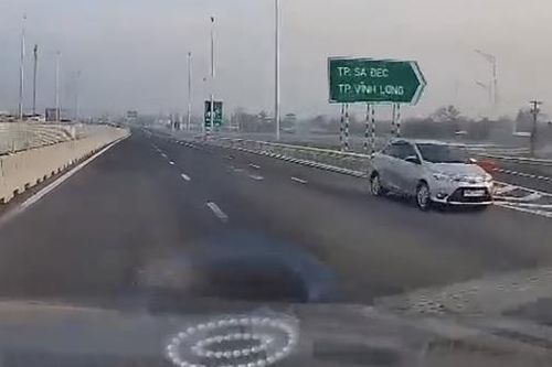 Lại xuất hiện clip ôtô chạy ngược chiều trên cao tốc Mỹ Thuận – Cần Thơ