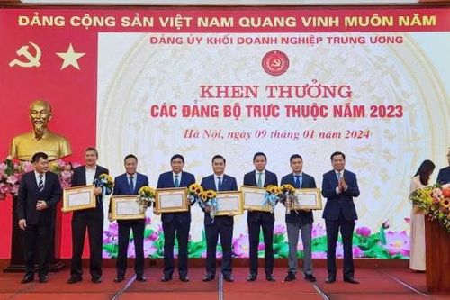 Đảng bộ Vietcombank nhận Bằng khen 'hoàn thành xuất sắc nhiệm vụ' năm 2023