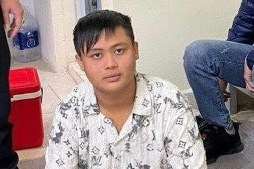 Bắt đối tượng bán tinh dầu thuốc lá điện tử nghi chứa chất ma túy tại cổng trường