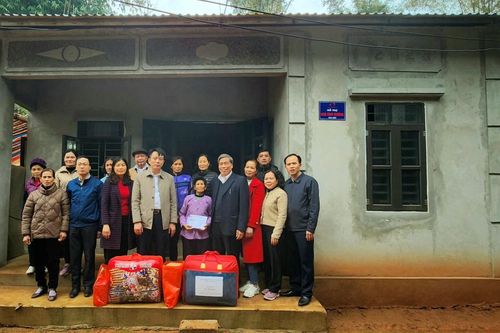 Trao Nhà tình thương, tặng quà Tết cho hội viên người cao tuổi hoàn cảnh khó khăn tại huyện Hòa An