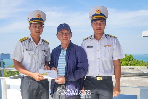 Thăm, tặng quà cán bộ, chiến sĩ Trạm Radar 620