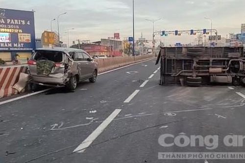 Xe tải tông bẹp đuôi xe 7 chỗ rồi lật ngang đường