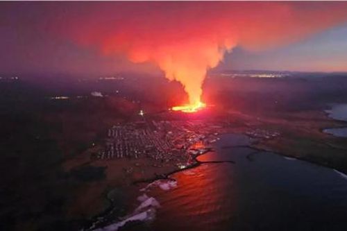 Các tòa nhà bốc cháy khi dung nham núi lửa Iceland chảy vào thị trấn