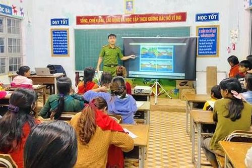 Lớp học đêm của Công an xã thắp sáng núi rừng Kret Krot