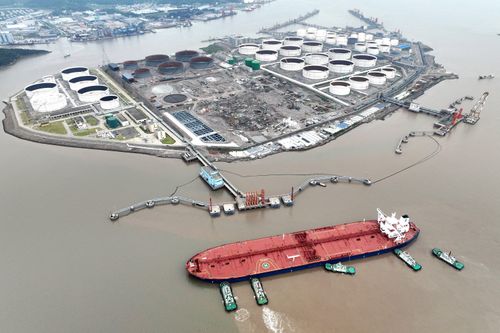 Nhập khẩu dầu của Trung Quốc đạt mức cao nhất mọi thời đại