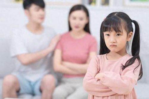 Con lớn lên sống dựa dẫm, không thể làm chủ cuộc đời vì cha mẹ mắc 5 sai lầm này khi nuôi dạy