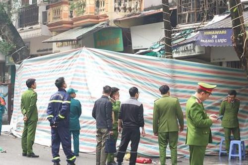 Vụ cháy ngôi nhà trên phố cổ, một khách đang ăn sáng nhìn thấy tầng 2 bốc cháy