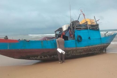 Quảng Bình phát hiện thuyền không số hiệu trôi dạt vào bờ
