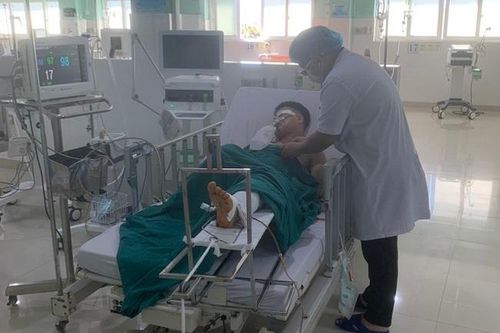 Thiếu niên tông CSGT trọng thương