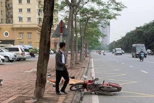 Hai thanh niên đi xe máy tự ngã, văng lên vỉa hè thương vong