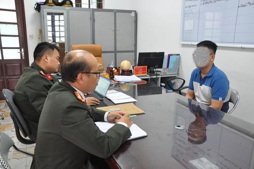 Giả làm 'tú ông' để lừa đảo chiếm đoạt tài sản của khách làng chơi