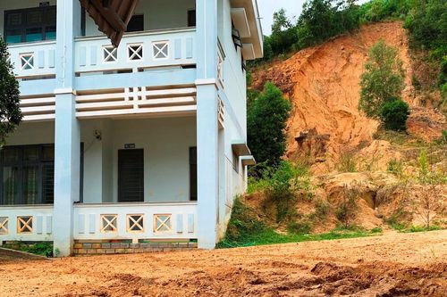 Quảng Ngãi: Sạt lở núi đe dọa đến các trụ sở hành chính ở huyện Sơn Tây