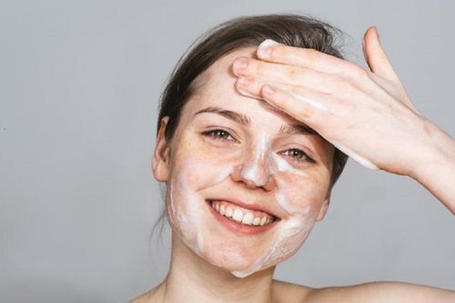 Tổn thương da bằng sản phẩm làm sạch