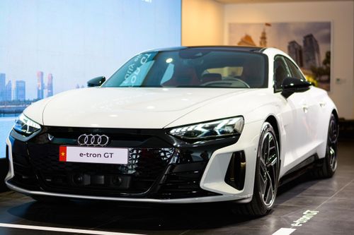 Xe sang đua nhau khuyến mại trước Tết Nguyên đán