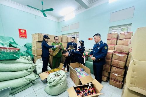 Lào Cai: Thu giữ trên 100.000 sản phẩm thực phẩm không rõ nguồn gốc