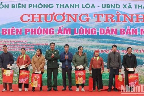 Chương trình 'Xuân biên phòng-Ấm lòng dân bản biên giới' ở Lạng Sơn