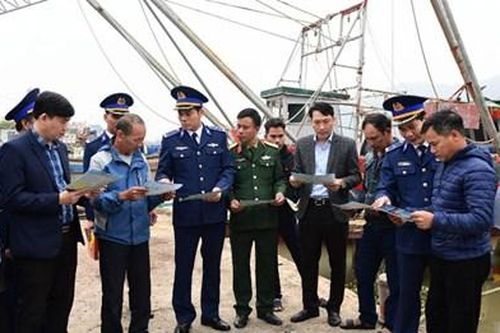Cảnh sát biển đồng hành với ngư dân: Giúp ngư dân Hậu Lộc yên tâm bám biển