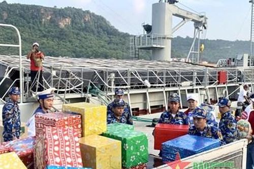 Vượt biển mang quà Tết đến đảo Thổ Chu