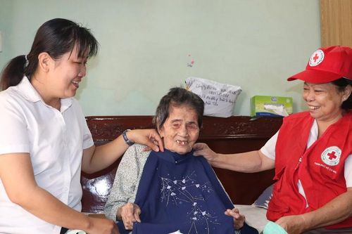 Nghĩa tình ngày xuân: Xuân về trên nụ cười cụ già, trẻ nhỏ