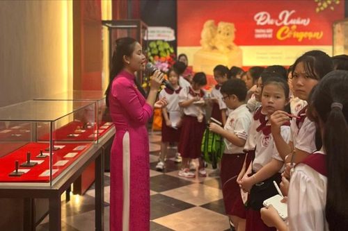 Du xuân – Cổ ngoạn