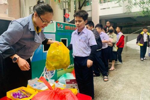 Trường học tiếp sức trò nghèo dịp Tết