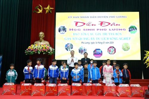 Giúp học sinh dân tộc thiểu số có thêm động lực vươn lên trong học tập