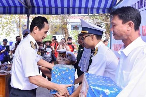Thăm và tặng quà Tết cán bộ, chiến sĩ đóng quân trên đảo Thổ Chu