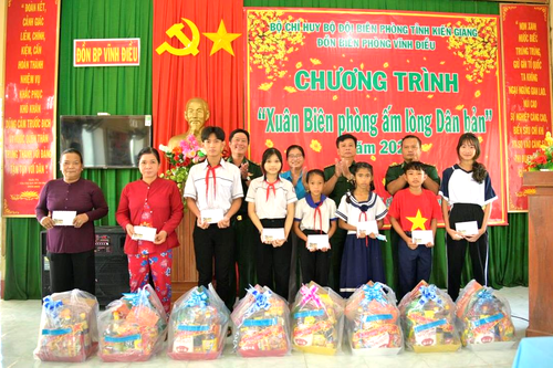 Ấm áp Xuân Biên phòng trên khắp nẻo biên cương