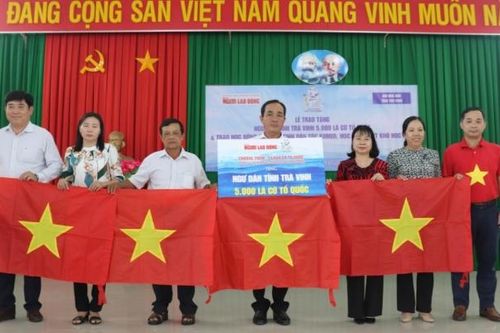 Báo Người Lao Động trao tặng cờ Tổ quốc cho ngư dân tỉnh Trà Vinh