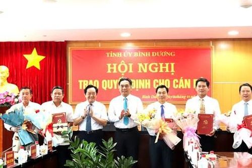 Bình Dương trao các quyết định về công tác cán bộ