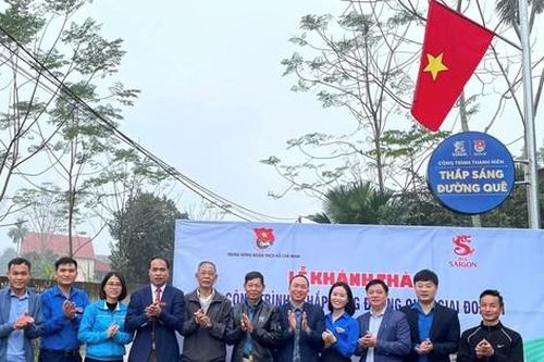 'Thắp sáng đường quê' mang ánh sáng về xã nghèo Phú Thọ