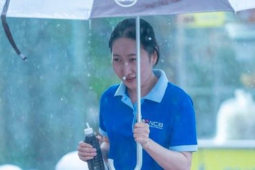 Mưa lớn bất chợt giờ tan tầm, người dân Long An vất vả về nhà