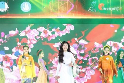Ngắm thí sinh đồng diễn mở màn Chung kết Hoa khôi Sinh viên Việt Nam 2023